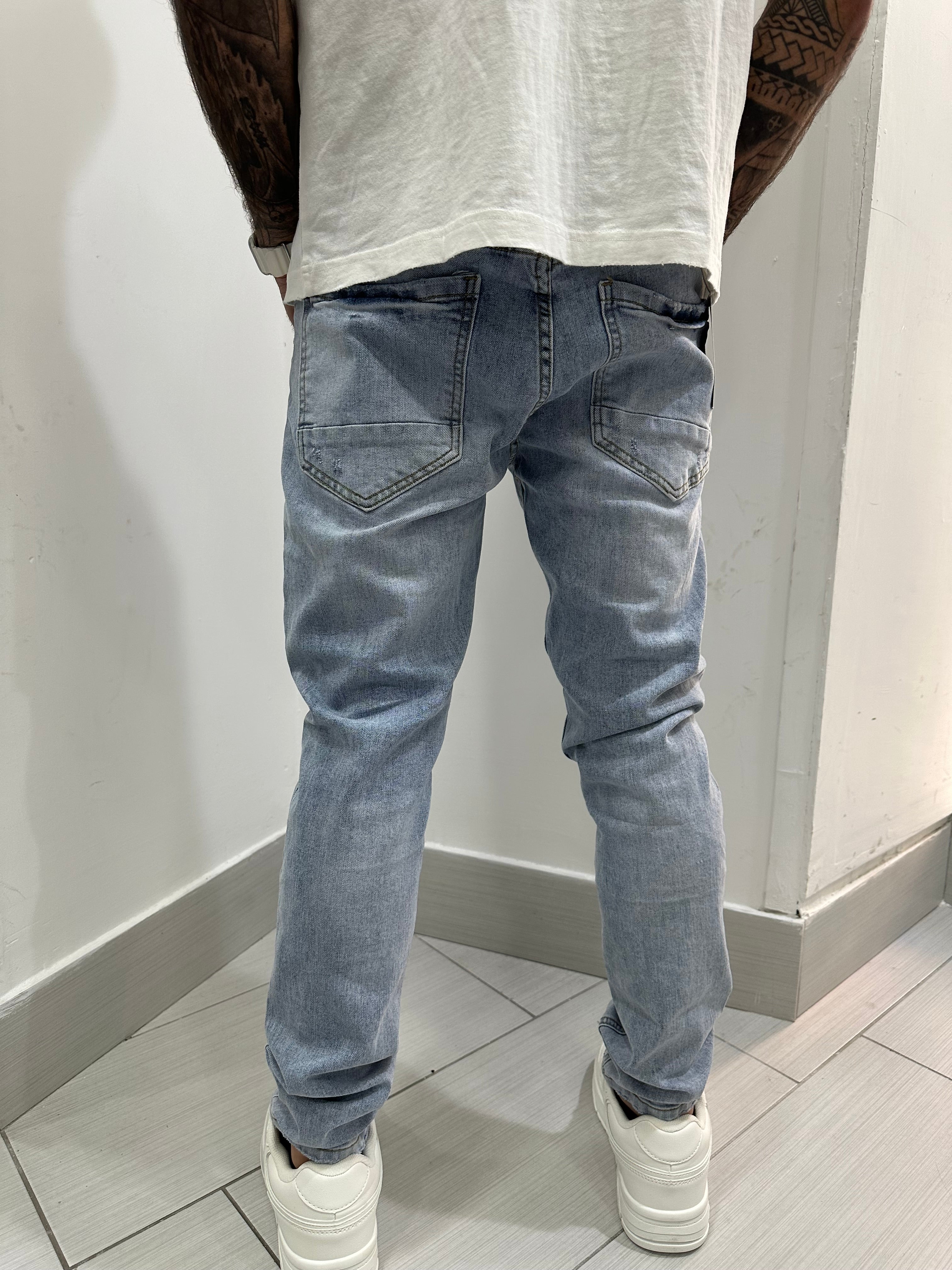 Jeans con graffio
