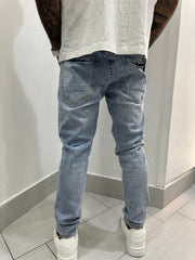 Jeans con graffio