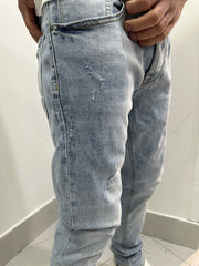 Jeans con graffio