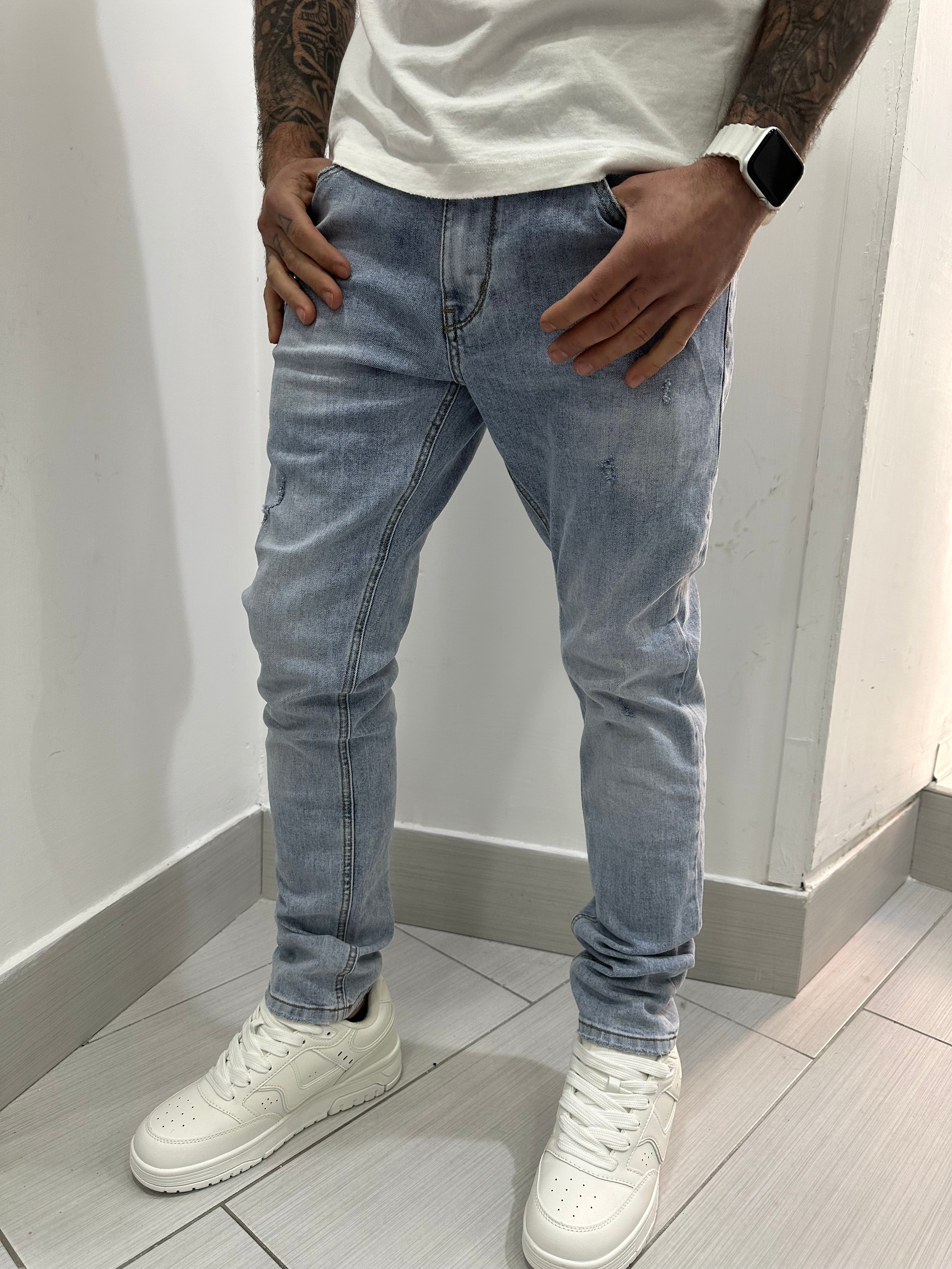 Jeans con graffio